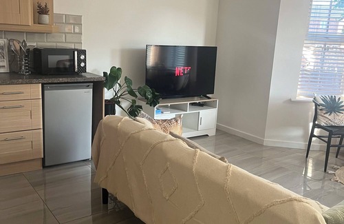 Telford Apartment | Contemporary and cosy apartment - pet and family friendly