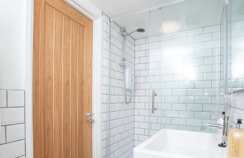 Oxford Apartment | Contemporary Annex with parking and small garden