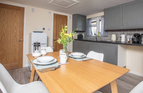 Oxford Apartment | Contemporary Annex with parking and small garden
