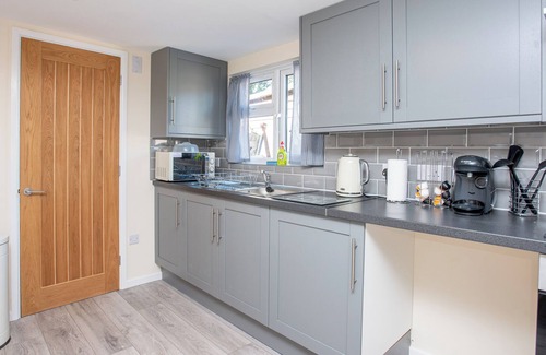 Oxford Apartment | Contemporary Annex with parking and small garden