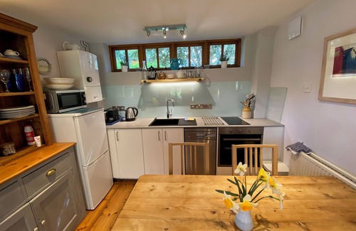 Twyford Cottage | Contemporary Barn in Twyford just 3 miles from Winchester. Parking provided.