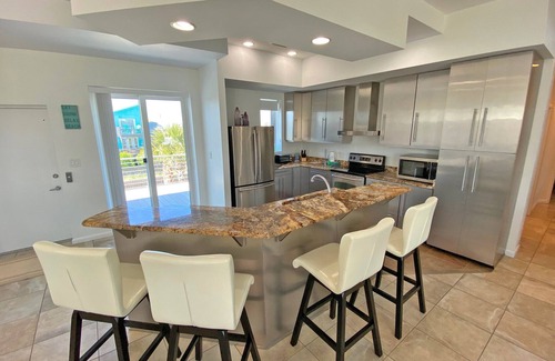 Pensacola Beach House | Contemporary Beach House Pet friendly, Veterans 10% . Nov. & Dec. available