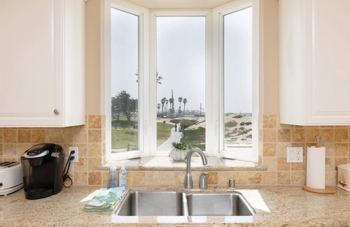 Pierpont Bay House | Contemporary Beach Getaway with Expansive Views