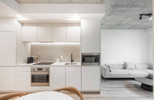 Shaughnessy Village Apartment | Contemporary Comfort in Ville-Marie