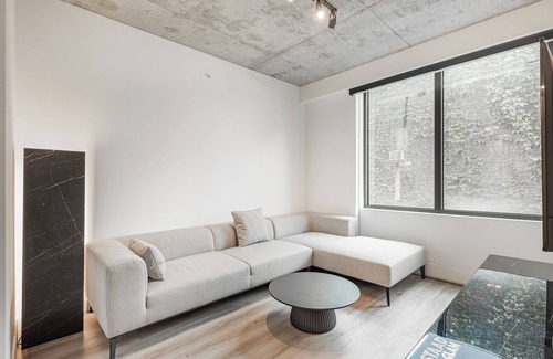 Shaughnessy Village Apartment | Contemporary Comfort in Ville-Marie