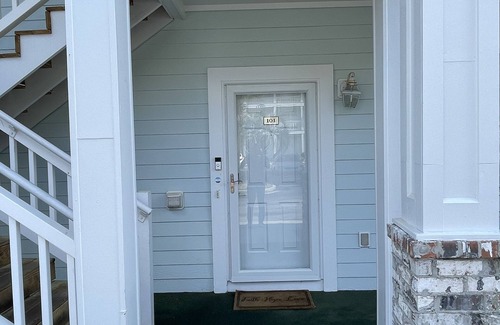 Central Myrtle Beach Condo | Contemporary Condo by the Beach