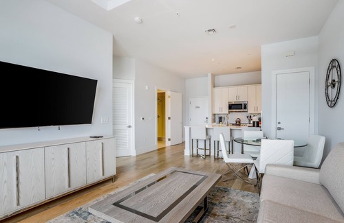Old Naples Condo | Contemporary condo with EV charger, central AC, & W/D - snowbird-friendly