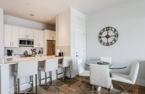 Old Naples Condo | Contemporary condo with EV charger, central AC, & W/D - snowbird-friendly