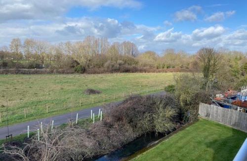 Cambridge Apartment | Contemporary, Cosy & Homely 2 Bed Apartment with High-Speed WIFI, Terrace & Free Parking overlooking Stourbridge Common Park & Coldham's Brook
