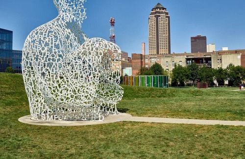 Downtown Des Moines Apartment | Contemporary Downtown Apt with Skyline Views