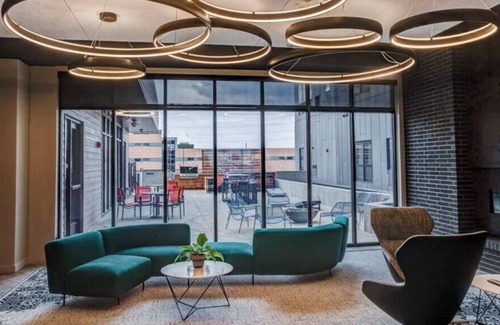 Downtown Des Moines Apartment | Contemporary Downtown Apt with Skyline Views