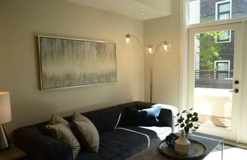 Kerrisdale House | Contemporary Luxe 3 BR Townhouse + 2 free parking