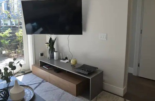 Kerrisdale House | Contemporary Luxe 3 BR Townhouse + 2 free parking
