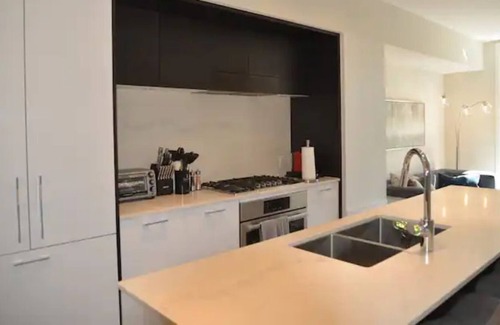 Kerrisdale House | Contemporary Luxe 3 BR Townhouse + 2 free parking