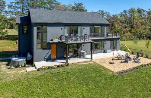 Afton House | Contemporary Mountain Holiday Home with Hot Tub