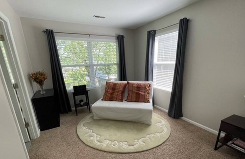 Roselawn Finance House | Contemporary Newly Updated 3 Bedroom Home