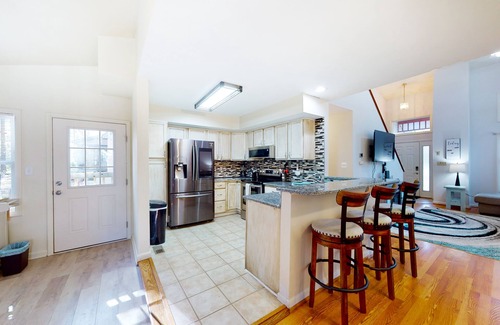 Ocean Pines House | Contemporary, spacious home with firepit, washer/dryer, & central AC