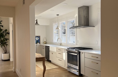 South Amboy House | Contemporary traditional home walk to restaurants, bars & train to NYC & Shore!
