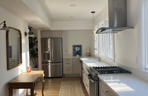 South Amboy House | Contemporary traditional home walk to restaurants, bars & train to NYC & Shore!