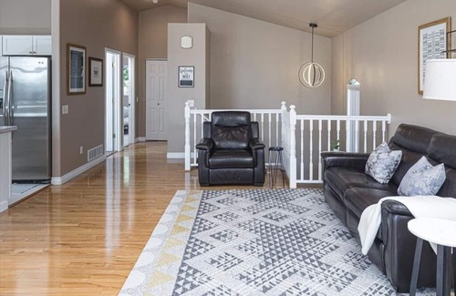 Turnagain House | Contemporary Turnagain Townhome