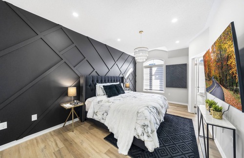 Hurontario House | Contemporary Urban 4-Level Home with Game room & Parking near airport & all Hwys