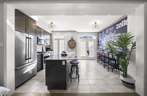 Hurontario House | Contemporary Urban 4-Level Home with Game room & Parking near airport & all Hwys
