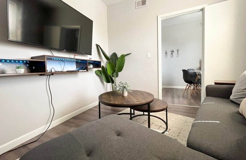 Cleveland Apartment | Conteporary Upgraded DT CLE 2br Apt - Sleeps 6-7