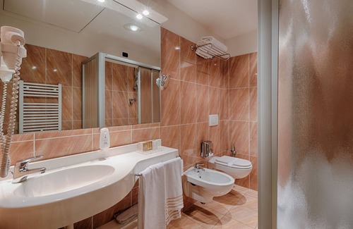 Riale Hotel | Continental Urban Art Hotel