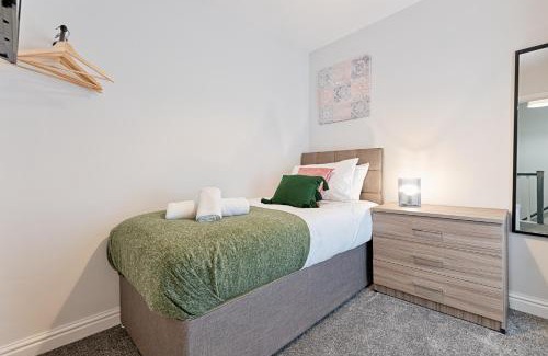 Landore Apartment | Contractor Base - 4 Beds - Dining - Wi-Fi