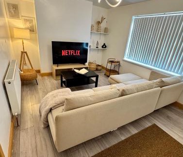 Nottingham House | Contractor Haven- 3BDR Crew House, Free Parking, Fast WiFi & Private Garden