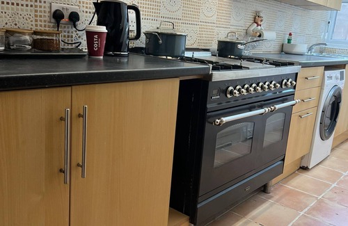 Newham House | 🛠️ Contractor, Professional and Family Accommodation ✅ Short or long stays