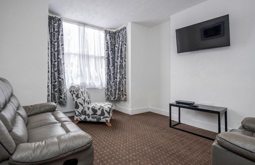 Bedford Apartment | Contractors -4 bedroom house near public transport