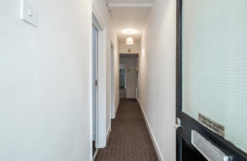 Bedford Apartment | Contractors -4 bedroom house near public transport