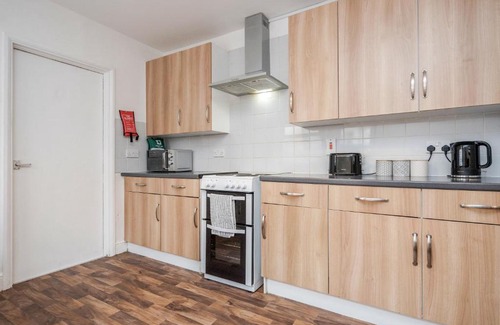 Bedford Apartment | Contractors -4 bedroom house near public transport