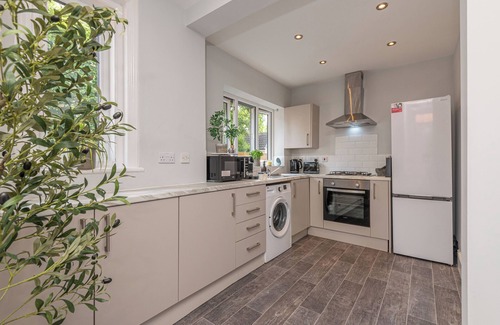 Wakefield Apartment | Contractors/Business/Families/Enjoy Fast WiFi Smart TV in this Shiny 2 Bed Apt
