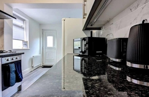 Salford House | Contractors|FreeParking|Work|FreeSuperFastWifi