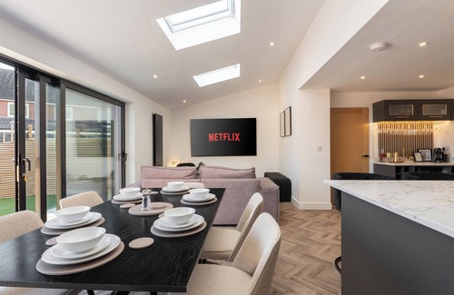 Knotty Ash House | Contractors Welcome | Games Room | 6 Smart TVs | Free Off-Street Parking