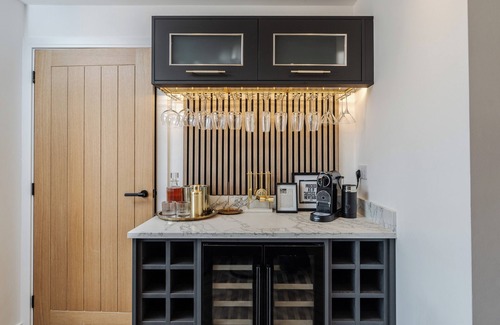 Knotty Ash House | Contractors Welcome | Games Room | 6 Smart TVs | Free Off-Street Parking