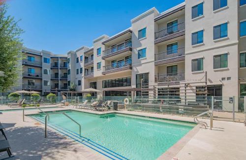 Orange Heights Apartment | Convenient 1BR Uptown Biltmore Gym Pool Parking