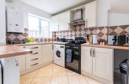 Bedford House | Convenient 3-Bed House in Bedford with Driveway