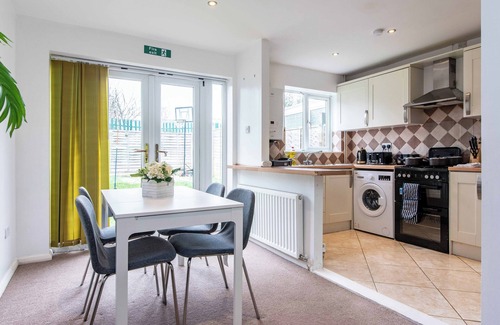 Bedford House | Convenient 3-Bed House in Bedford with Driveway