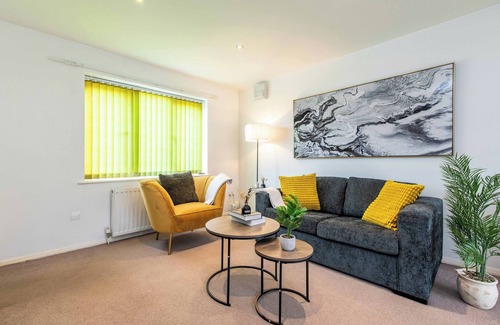Bedford House | Convenient 3-Bed House in Bedford with Driveway