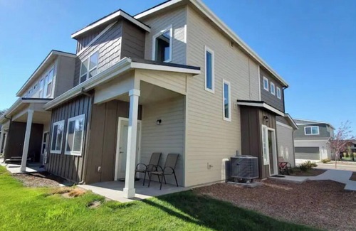Nampa House | Convenient 3-Bedroom Townhome with Full Garage