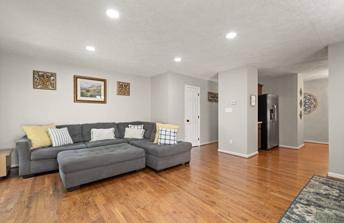Picadome House | Convenient 3BR, Free Laundry, Wifi, & Parking