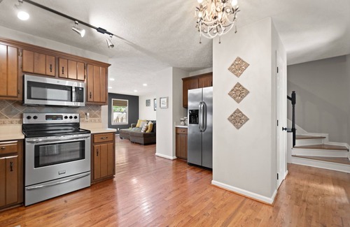 Picadome House | Convenient 3BR, Free Laundry, Wifi, & Parking