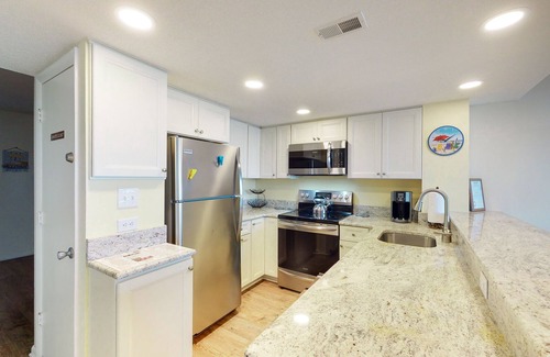 North Ocean City Condo | Convenient condo near the beach with balcony, pools, gym & sauna