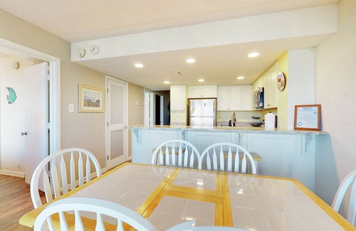 North Ocean City Condo | Convenient condo near the beach with balcony, pools, gym & sauna