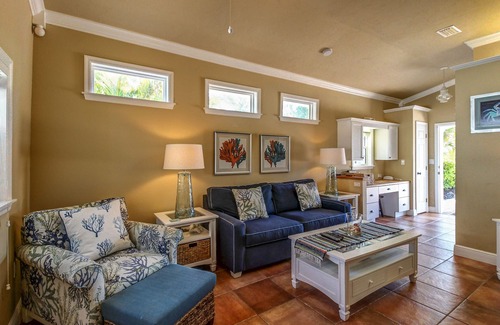 Holmes Beach Cabin | Convenient cottage with pool - easy access to trolley stops & the beach