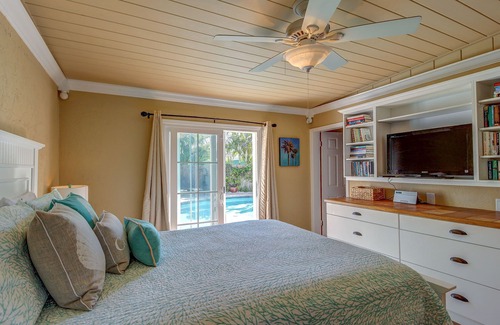 Holmes Beach Cabin | Convenient cottage with pool - easy access to trolley stops & the beach