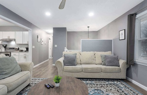 Overland Park House | Convenient Location+4 BR w/King Beds|Parking +WiFi